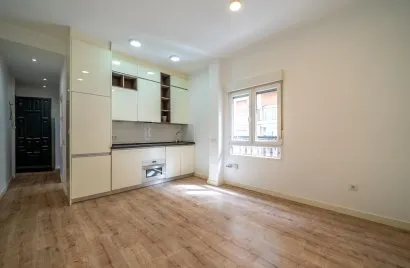 Apartamento de 2 dormitorios en Madrid, Spain No. 1087