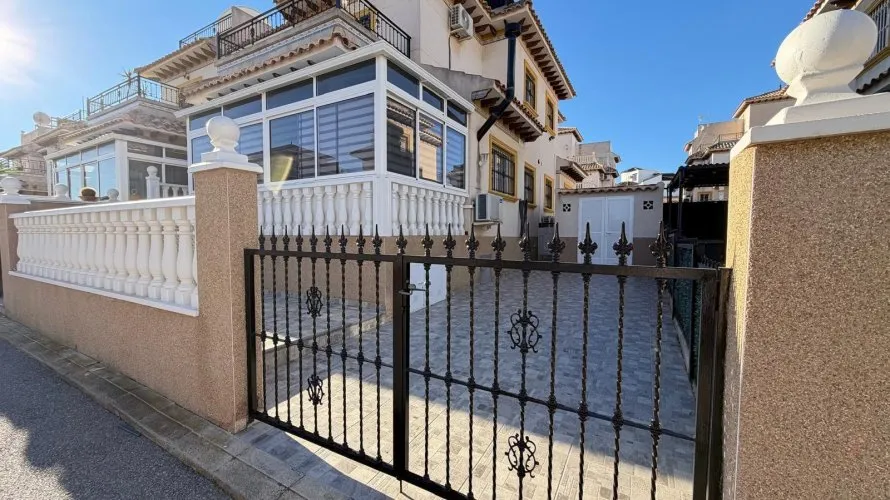 Сasa de 2 dormitorios en Campoamor, Spain No. 980