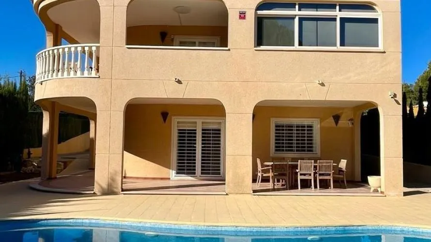 Villa de 4 dormitorios en Torrevieja, Spain No. 99 № 1