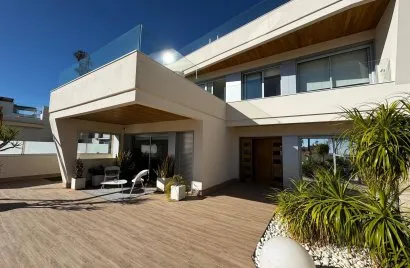 Villa de 4 dormitorios en Campoamor, Spain No. 1214
