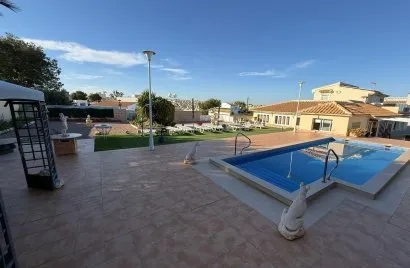 Villa de 4 dormitorios en Villamartin, Spain No. 1097