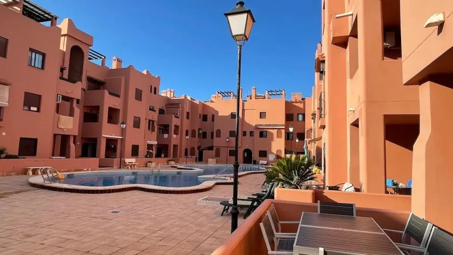 Apartamento de 2 dormitorios en Torrevieja, Spain No. 933
