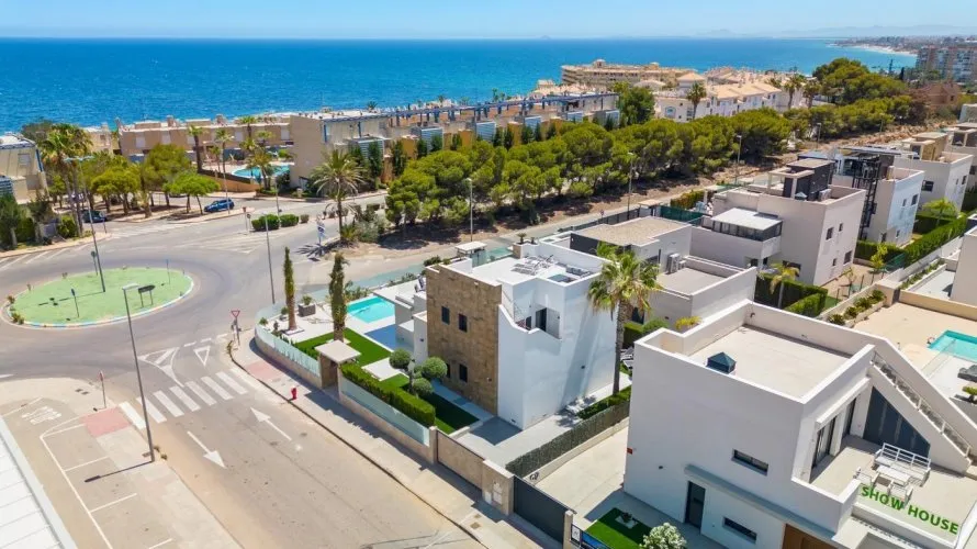 Villa de 4 dormitorios en Campoamor, Spain No. 662 № 3