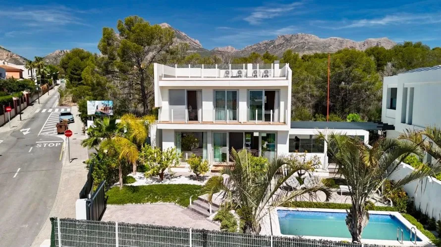 Villa de 4 dormitorios en La Nucia, Spain No. 1152 № 3