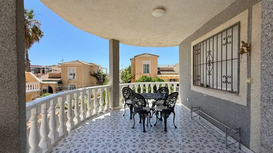Villa de 4 dormitorios en Playa Flamenca II, Spain No. 169