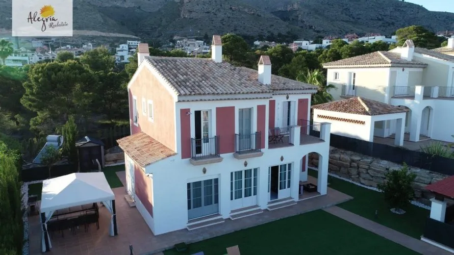 Villa de 4 dormitorios en Finestrat, Spain No. 260