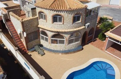 Villa de 4 dormitorios en Alicante, Spain No. 831