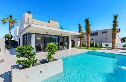 Villa de 4 dormitorios en Campoamor, Spain No. 662