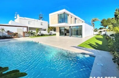 Villa de 4 dormitorios en La Zenia, Spain No. 265
