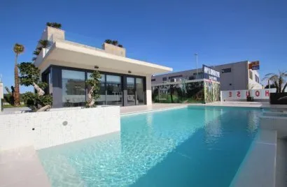 Villa de 197m² en La Zenia, Spain No. 252