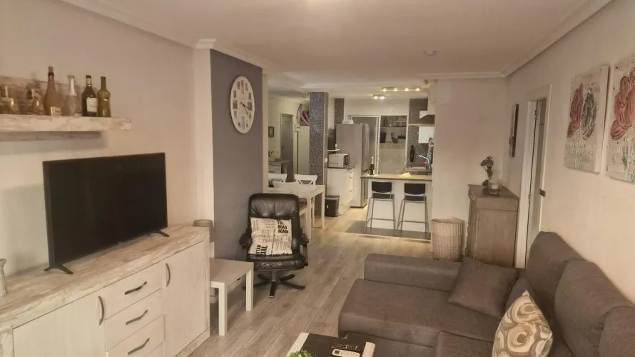 Apartamento de 3 dormitorios en Torrevieja, Spain No. 244 № 2
