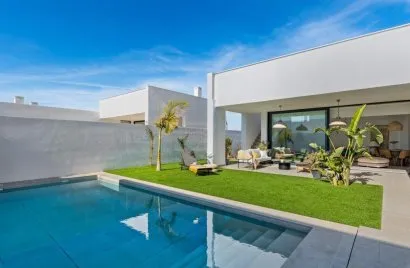 Villa de 3 dormitorios en Mar De Cristal, Spain No. 537