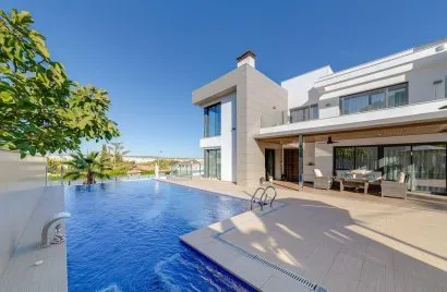 Villa de 461m² en Torrevieja, Spain No. 965