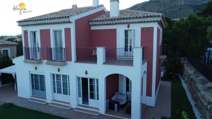 Villa de 4 dormitorios en Finestrat, Spain No. 260 № 1