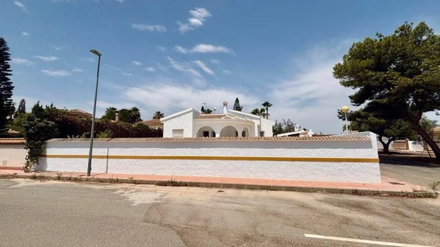 Villa de 3 dormitorios en Ciudad Quesada, Spain No. 819