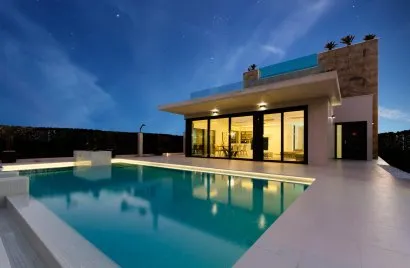 Villa de 4 dormitorios en Campoamor, Spain No. 609