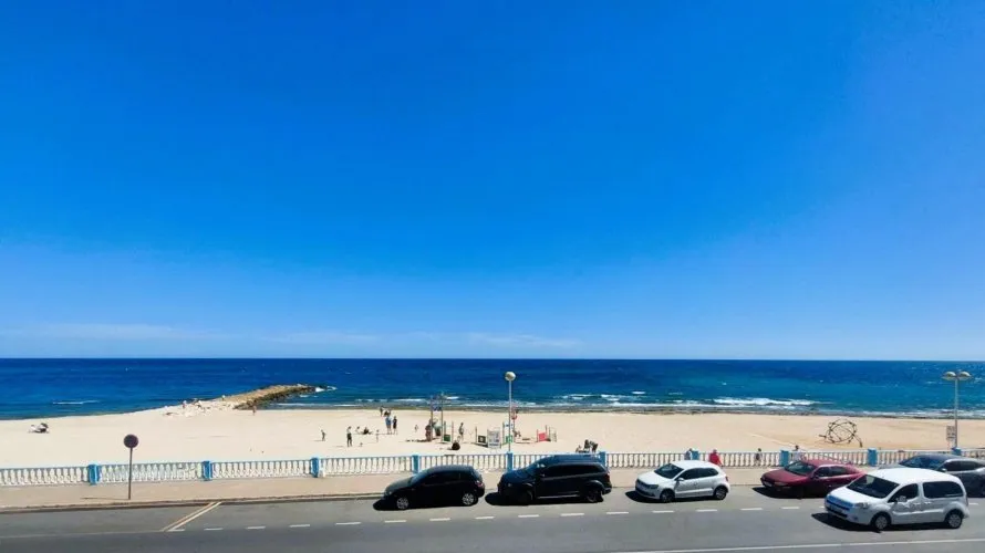 Apartamento de 4 dormitorios en Torrevieja, Spain No. 561 № 1