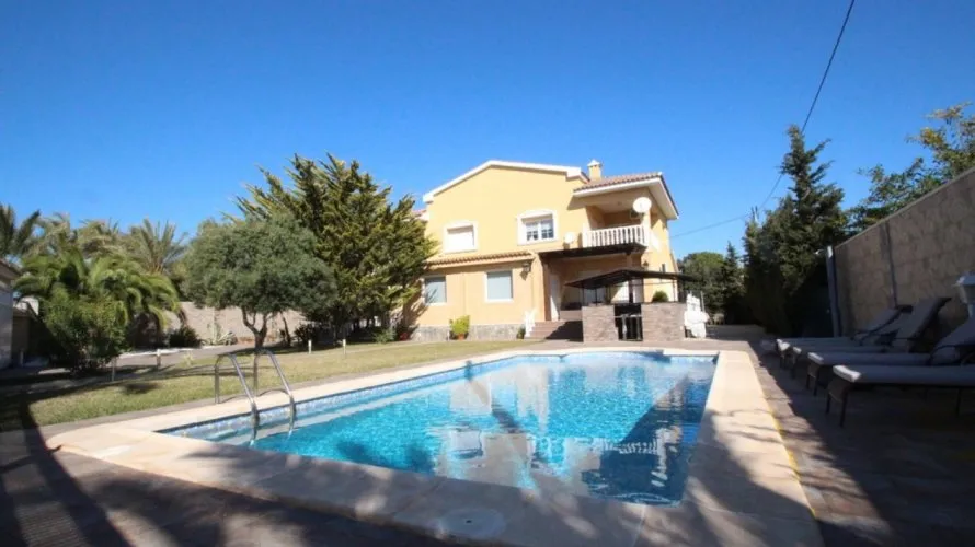 Villa de 5 dormitorios en Cabo Roig, Spain No. 563