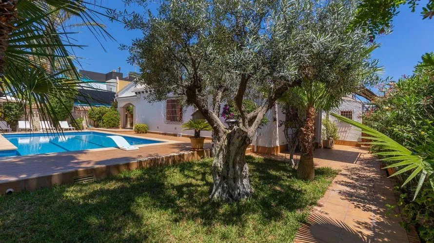 Villa de 4 dormitorios en Alicante, Spain No. 746 № 16