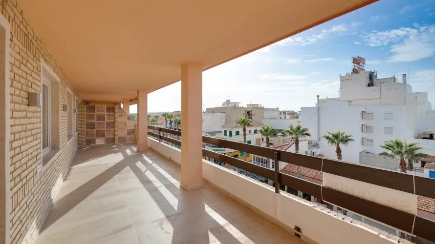 Apartamento de 3 dormitorios en Torrevieja, Spain No. 903