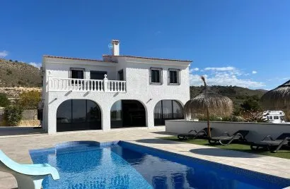 Сasa de 4 dormitorios en Villajoyosa, Spain No. 805