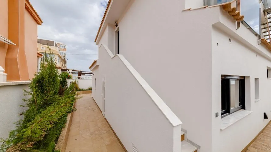 Villa de 4 dormitorios en Torrevieja, Spain No. 462 № 6