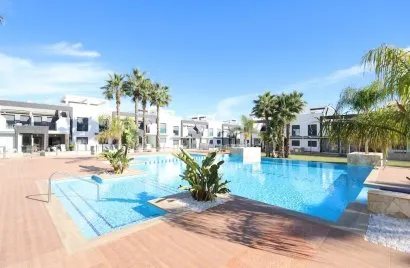 Apartamento de 2 dormitorios en La Zenia, Spain No. 935