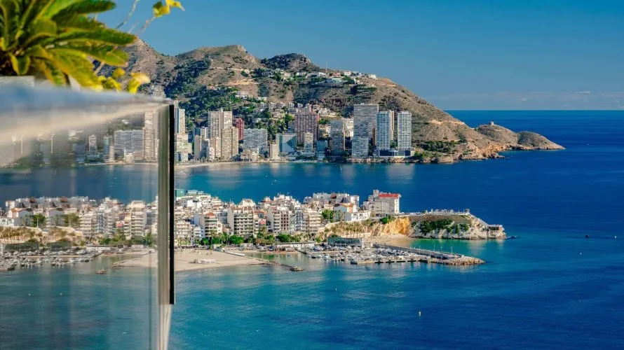 Apartamento de 3 dormitorios en Benidorm, Spain No. 672