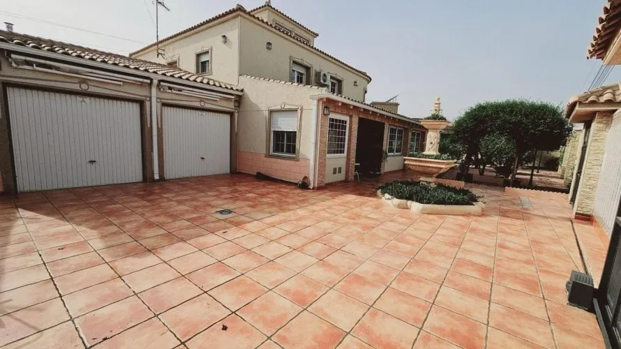 Villa de 5 dormitorios en Torrevieja, Spain No. 716