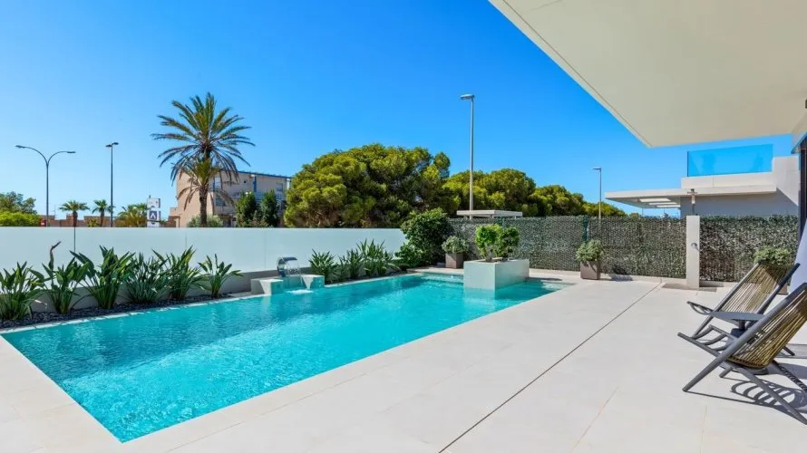 Villa de 4 dormitorios en Campoamor, Spain No. 662 № 8
