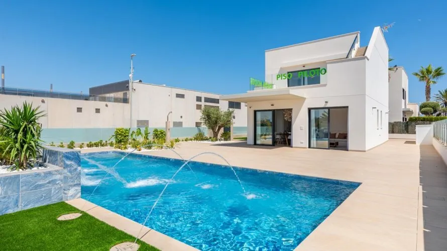 Villa de 3 dormitorios en Campoamor, Spain No. 612