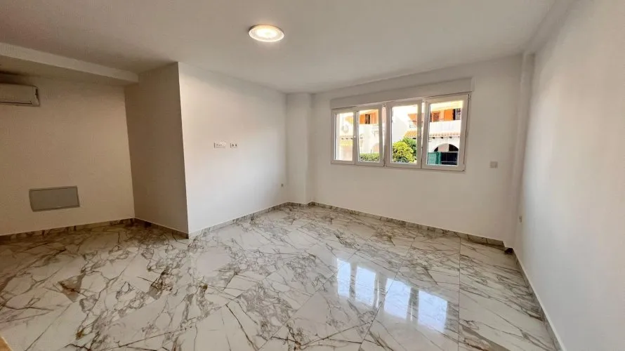 Apartamento de 1 dormitorio en Torrevieja, Spain No. 2038 № 10