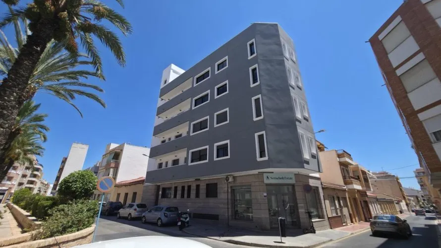 Apartamento de 3 dormitorios en Torrevieja, Spain No. 2013