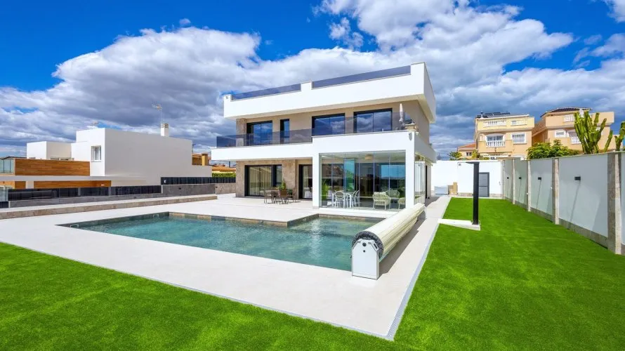 Villa de 234m² en Torrevieja, Spain No. 2008