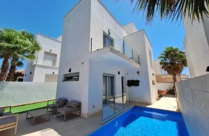 Apartamento de 3 dormitorios en Torrevieja, Spain No. 1729