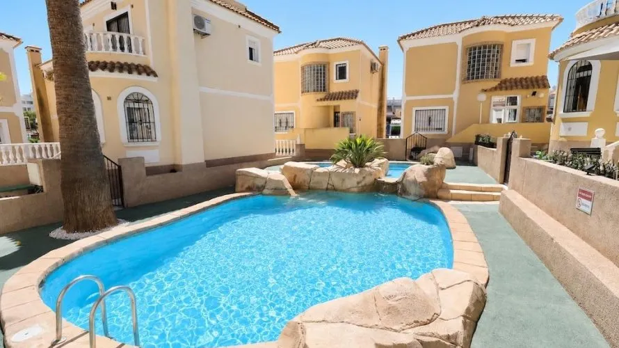 Apartamento de 3 dormitorios en Campoamor, Spain No. 1984