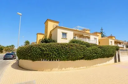 Apartamento de 2 dormitorios en La Zenia, Spain No. 2428