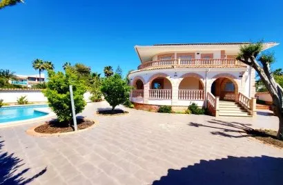 Villa de 4 dormitorios en Rojales, Spain No. 2466