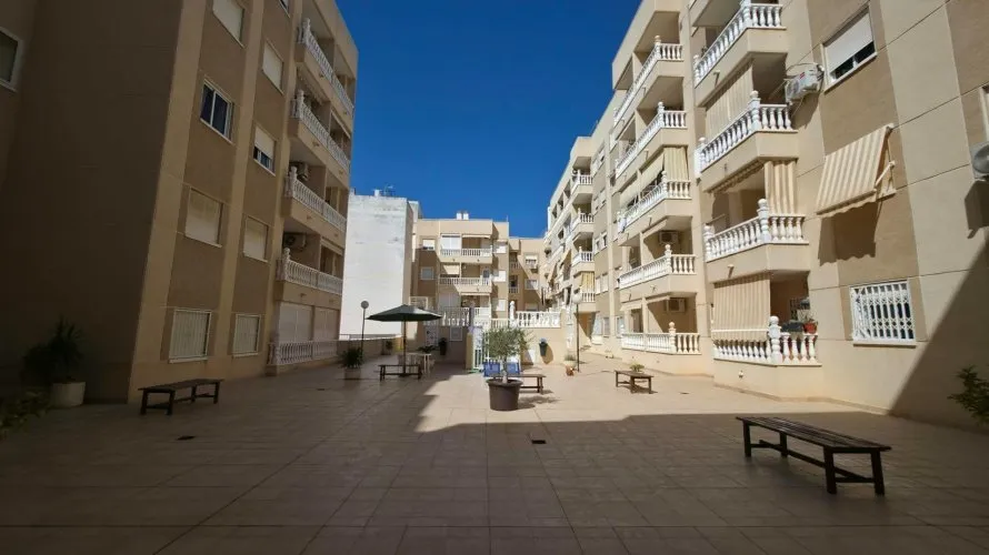 Apartamento de 3 dormitorios en Torrevieja, Spain No. 2533