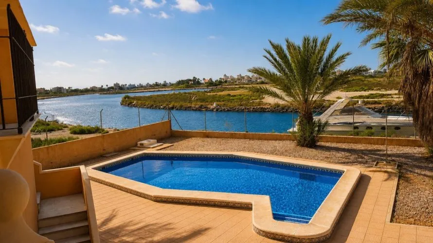 Villa de 3 dormitorios en La Manga del Mar Menor, Spain No. 2560 № 1