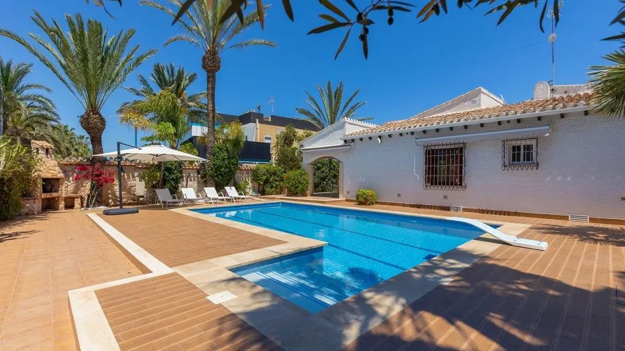 Villa de 4 chambres à Alicante, Spain No. 746