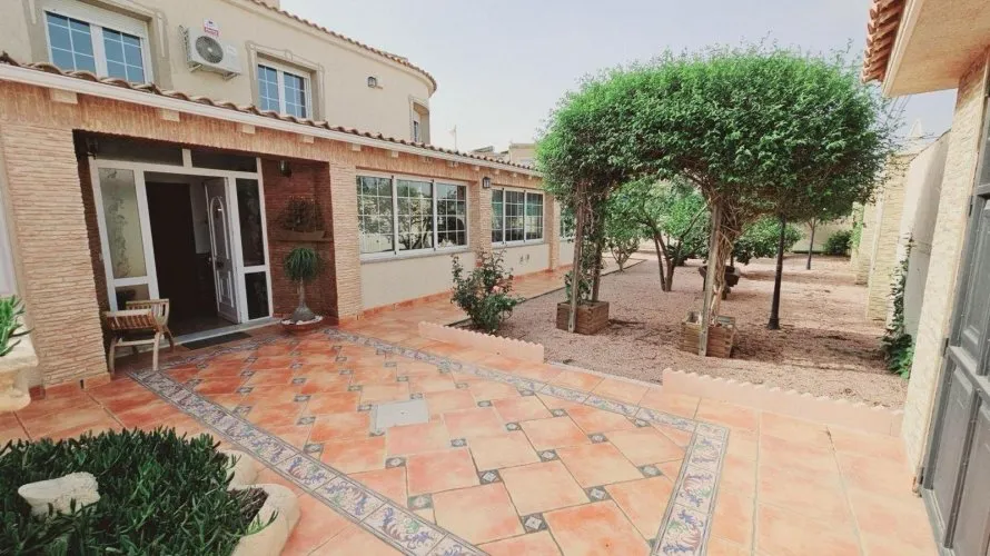 Villa de 5 chambres à Torrevieja, Spain No. 716 № 1