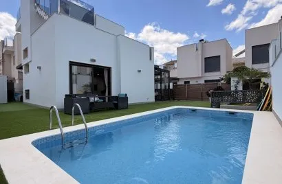 Villa de 5 chambres à Torrevieja, Spain No. 863