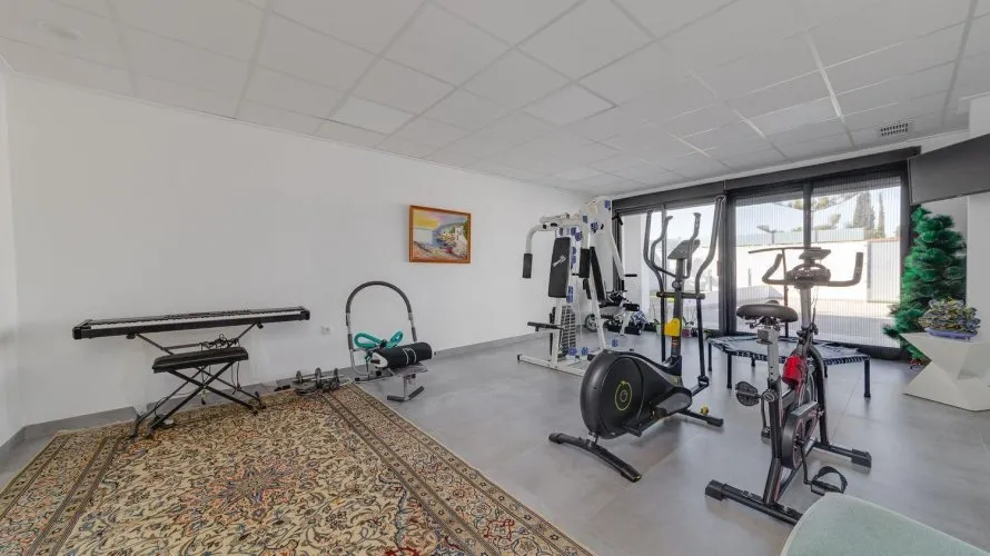 Villa de 461m² à Torrevieja, Spain No. 965 № 1