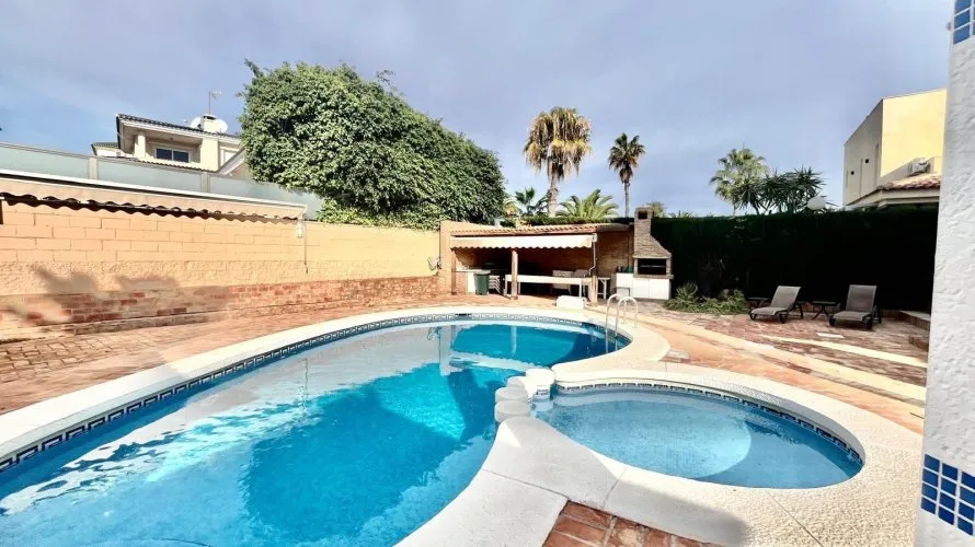 Villa de 4 chambres à Torrevieja, Spain No. 229 № 3