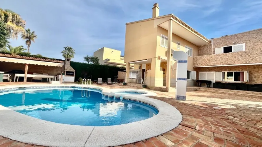 Villa de 4 chambres à Torrevieja, Spain No. 229 № 1