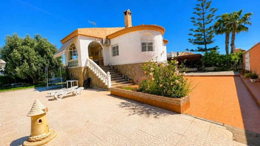 Villa de 200m² à Torrevieja, Spain No. 2393 № 2