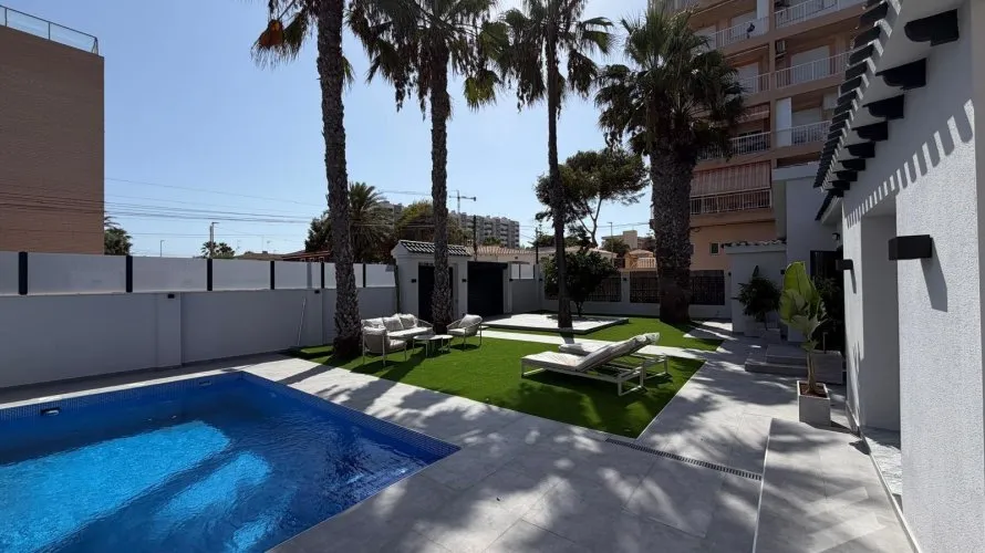 Villa de 4 chambres à Torrevieja, Spain No. 2435 № 14