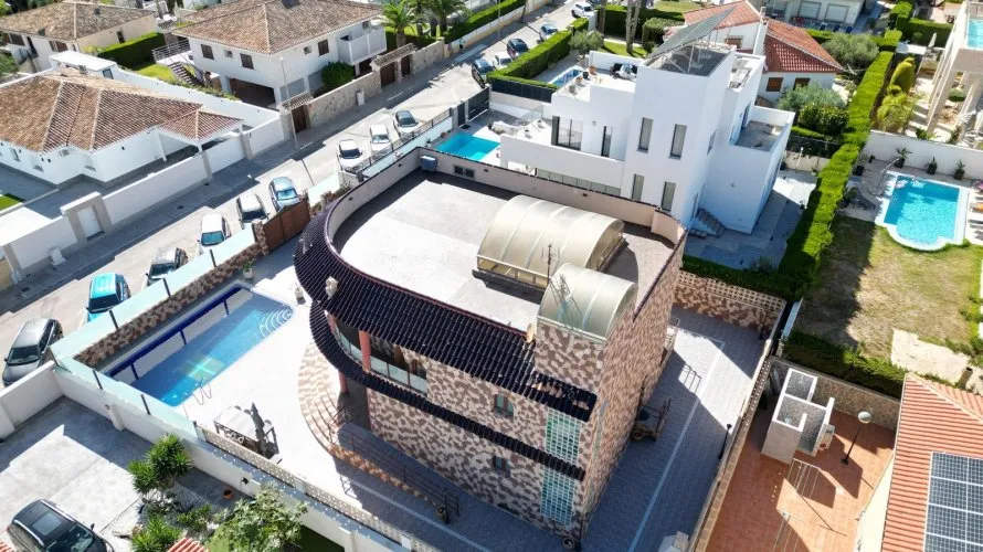 Villa de 624m² à La Zenia, Spain No. 2320