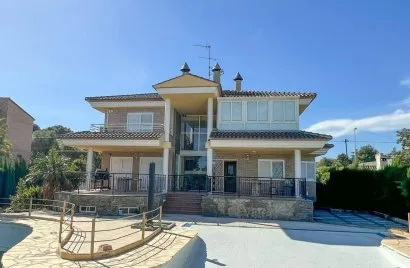 Квартира с 4 спальнями в Манисес, Испания №1312